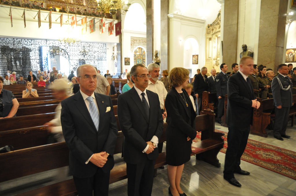 El Ministro Dr Jan Stanislaw Ciechanowski Impuso La Medalla Pro